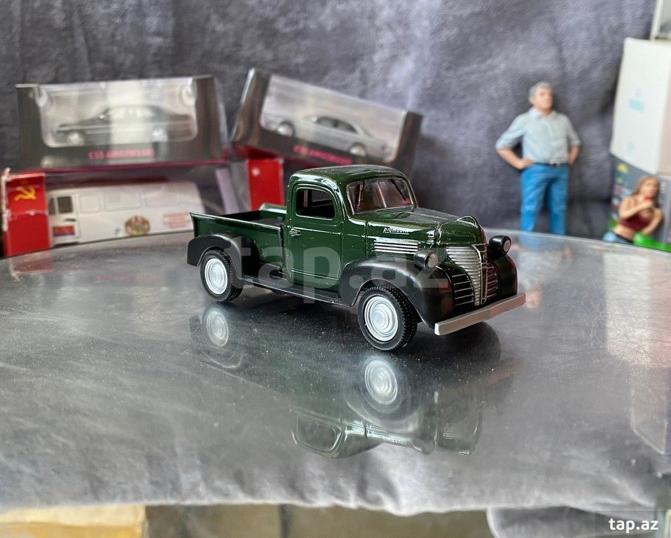 Коллекционная модель "Plymouth Truck Pick Up green black 1941" (12)