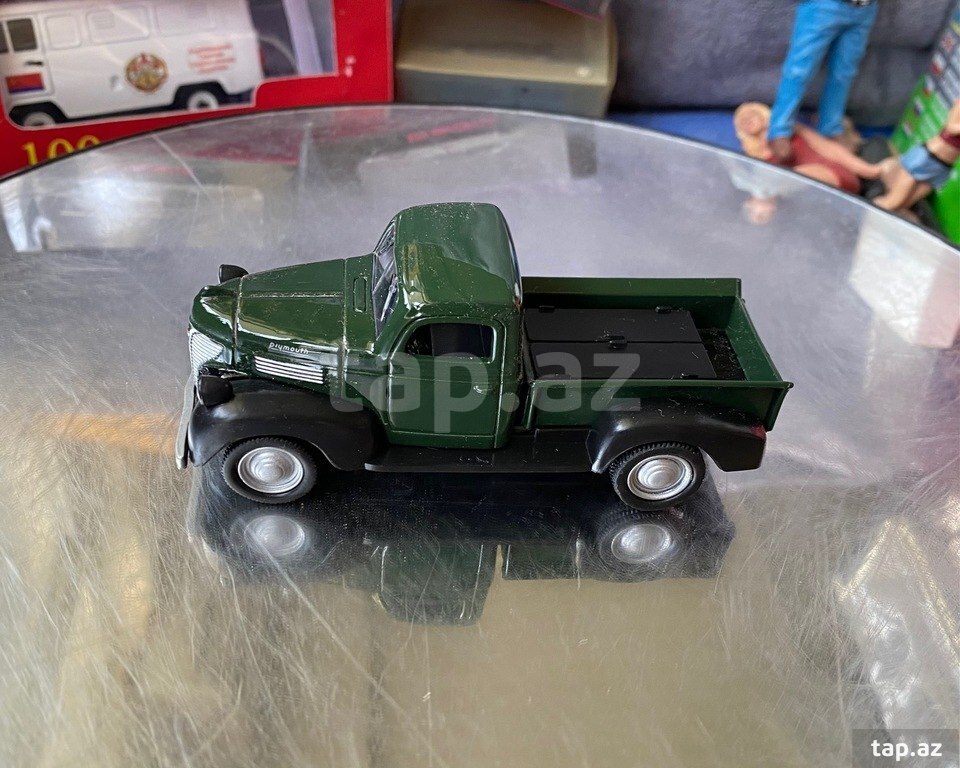 Коллекционная модель "Plymouth Truck Pick Up green black 1941" (18)