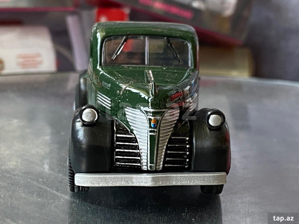 Коллекционная модель "Plymouth Truck Pick Up green black 1941" (11)