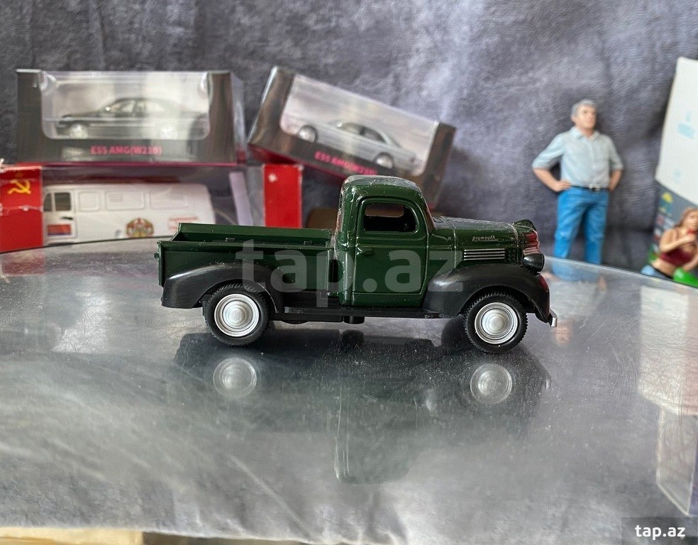 Коллекционная модель "Plymouth Truck Pick Up green black 1941" (13)