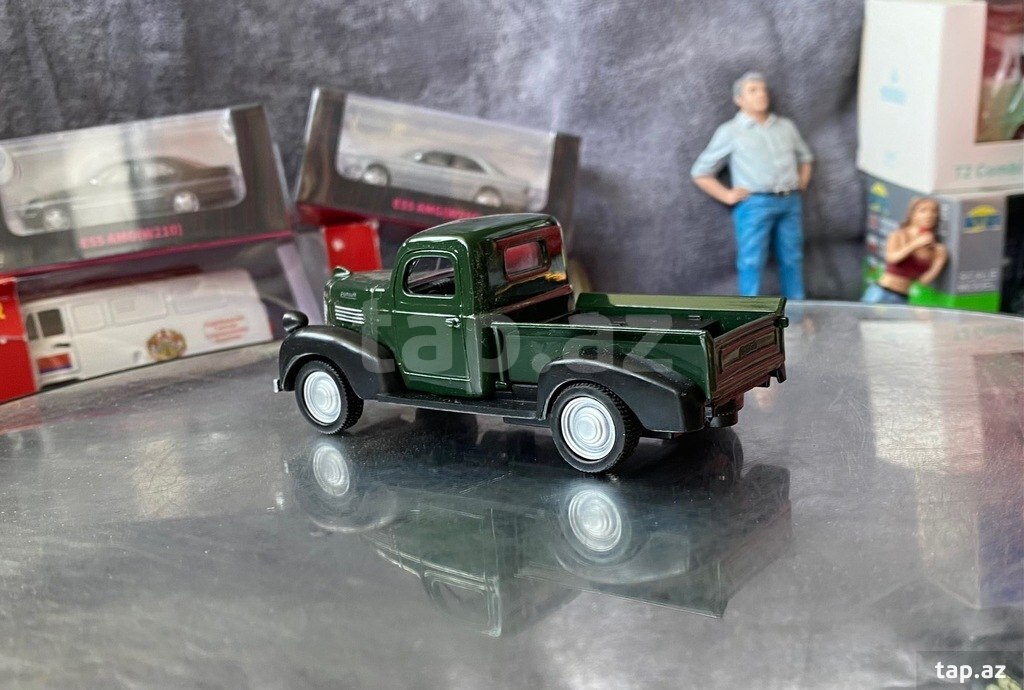 Коллекционная модель "Plymouth Truck Pick Up green black 1941" (17)