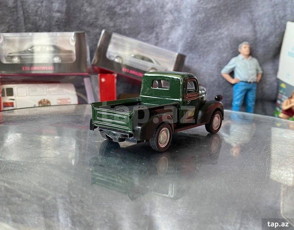 Коллекционная модель "Plymouth Truck Pick Up green black 1941" (14)