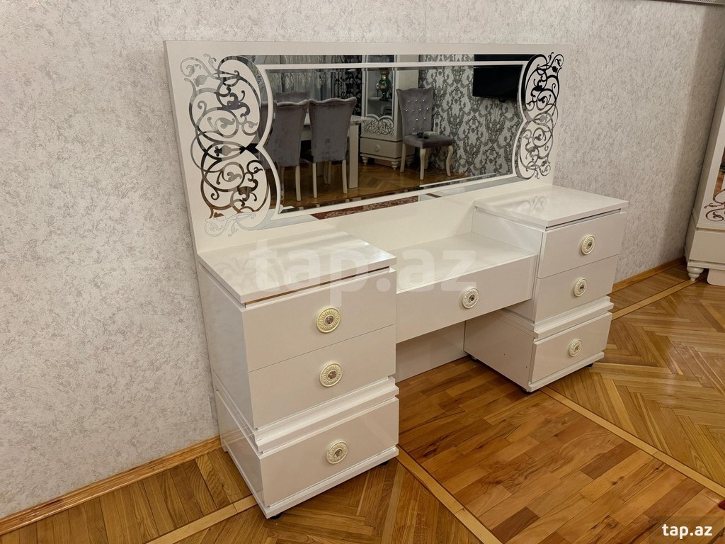 Зеркальный комод