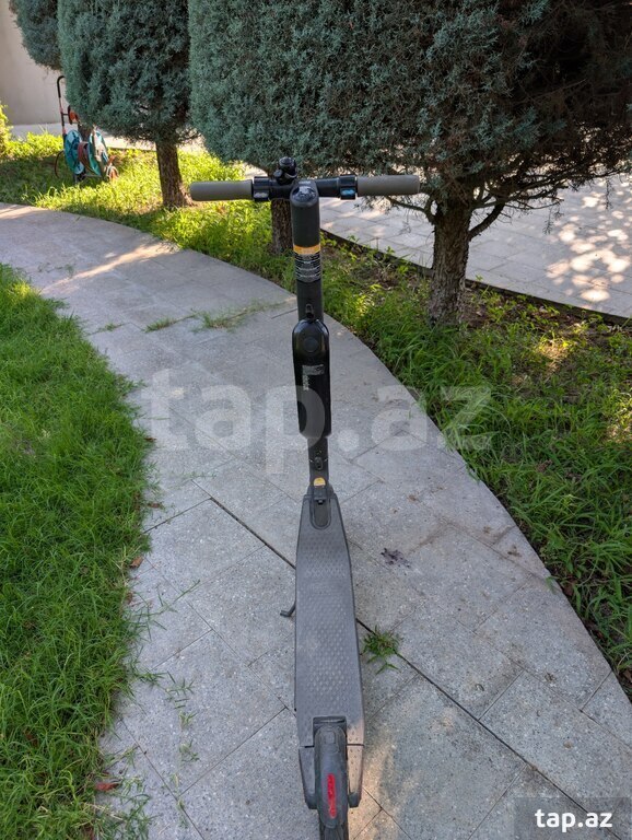 Skuter "Ninebot ES4" (4)