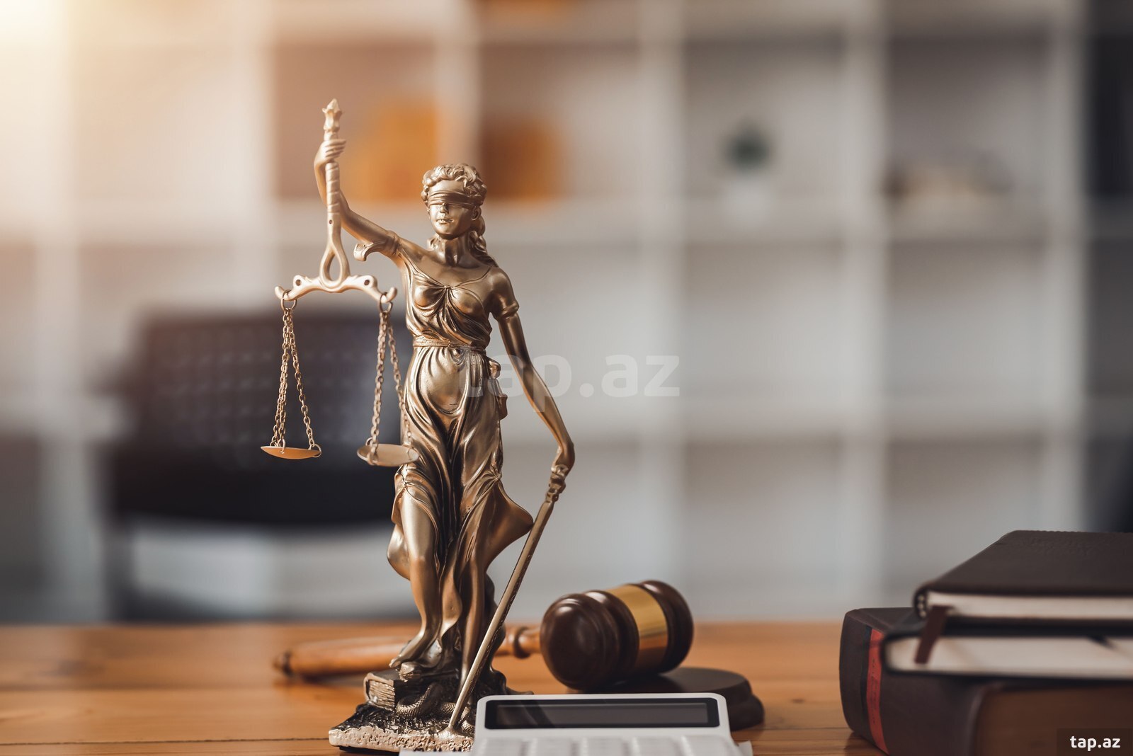 Hüquqşunas tələb olunur