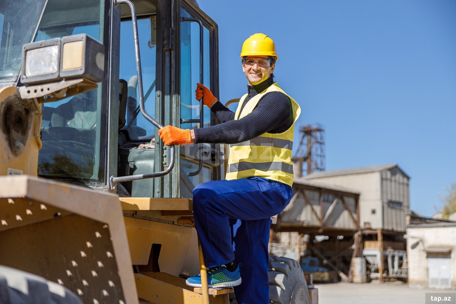 Körpülü kran operatoru tələb olunur