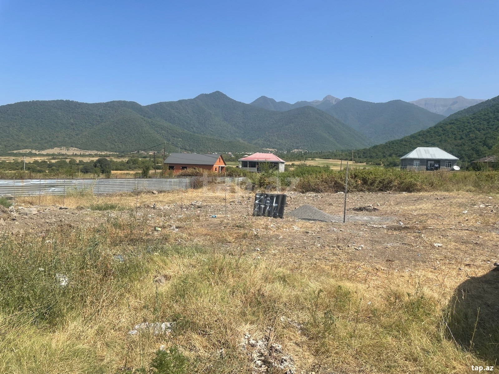 Torpaq satılır, Qax
