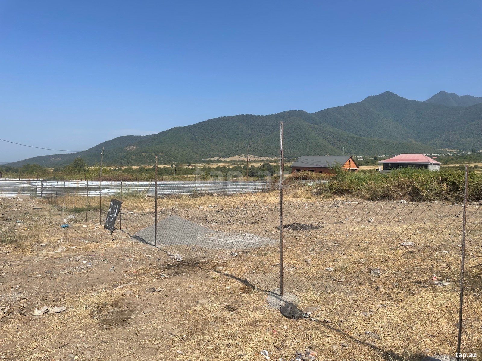 Torpaq satılır, Qax