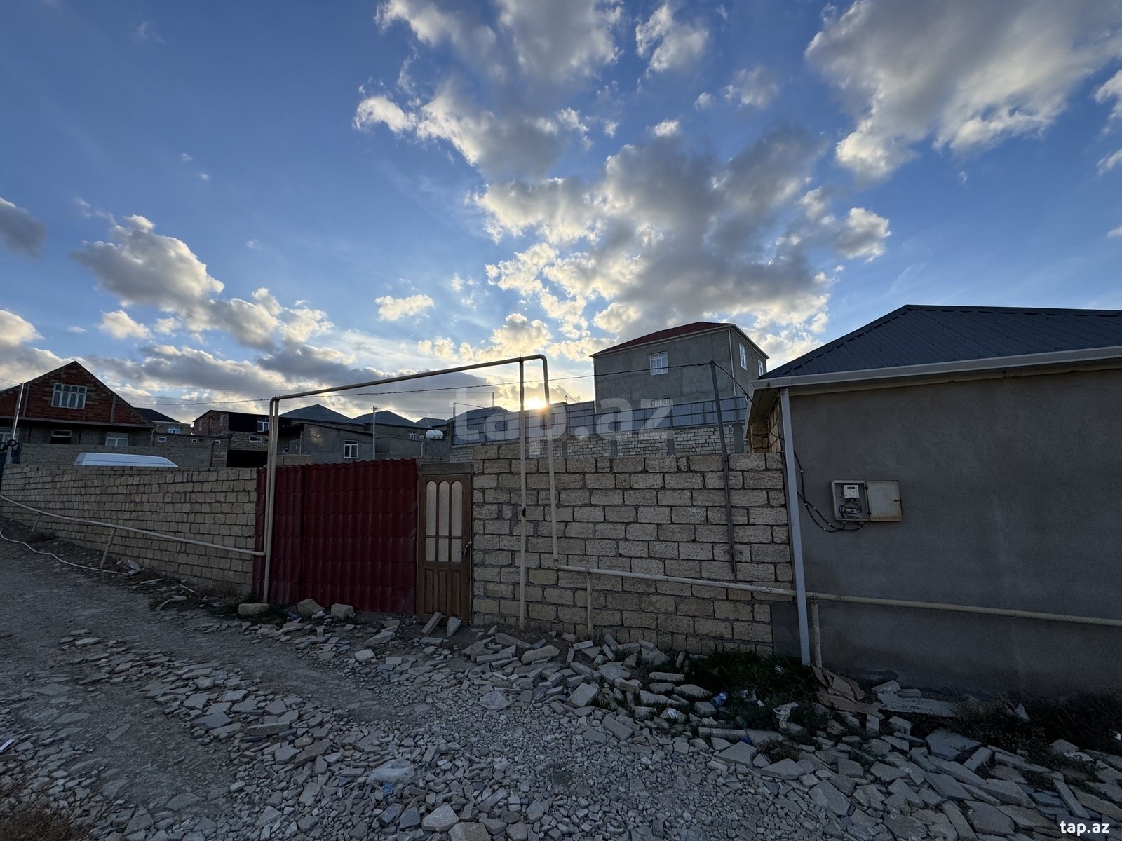 Torpaq satılır, Bakı