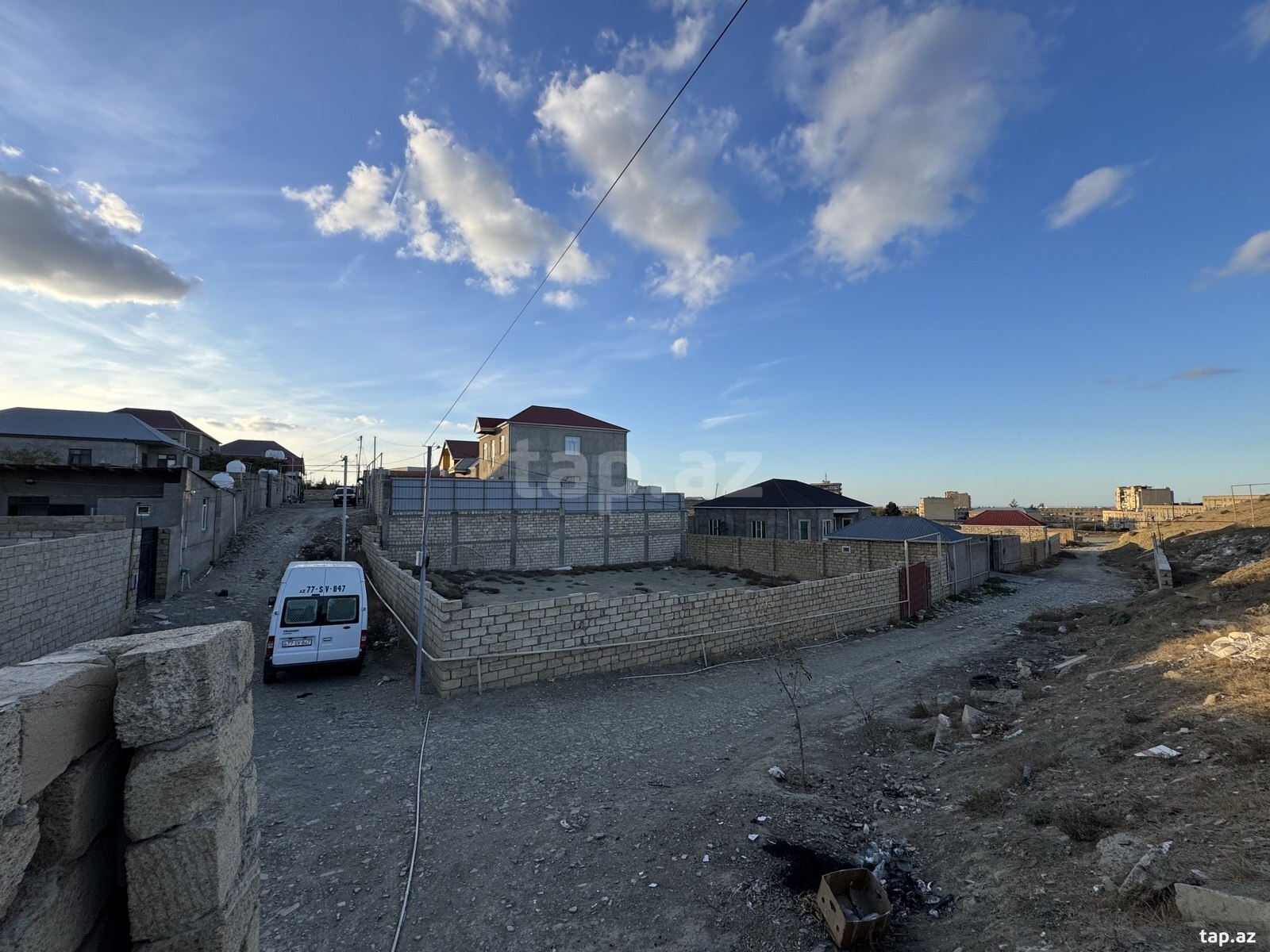 Torpaq satılır, Bakı