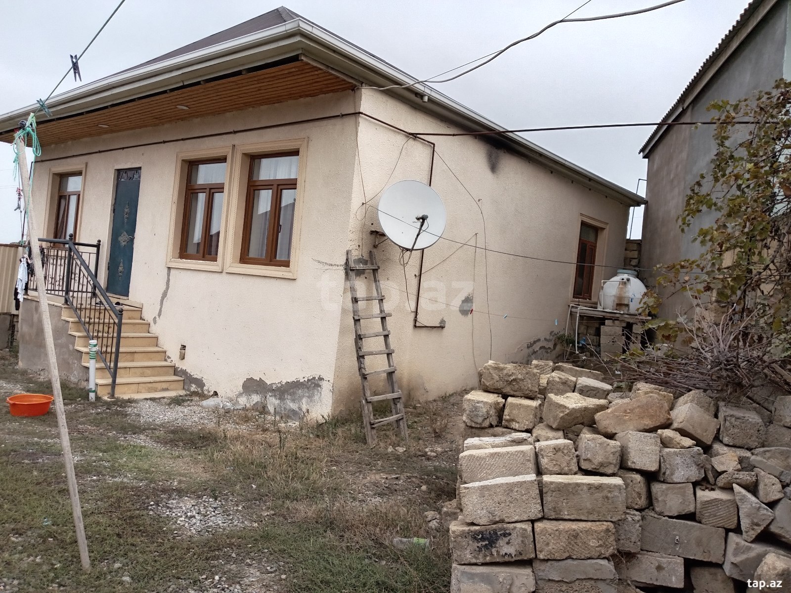 Həyət evi, Hökməli qəs. (2)