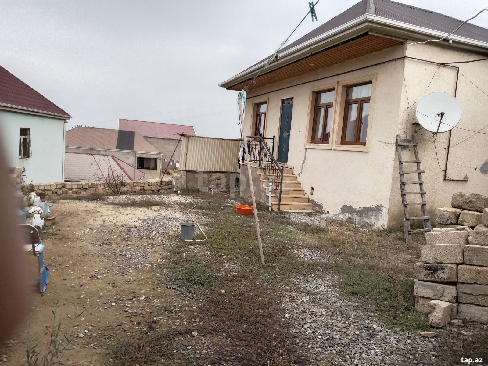 Həyət evi, Hökməli qəs.