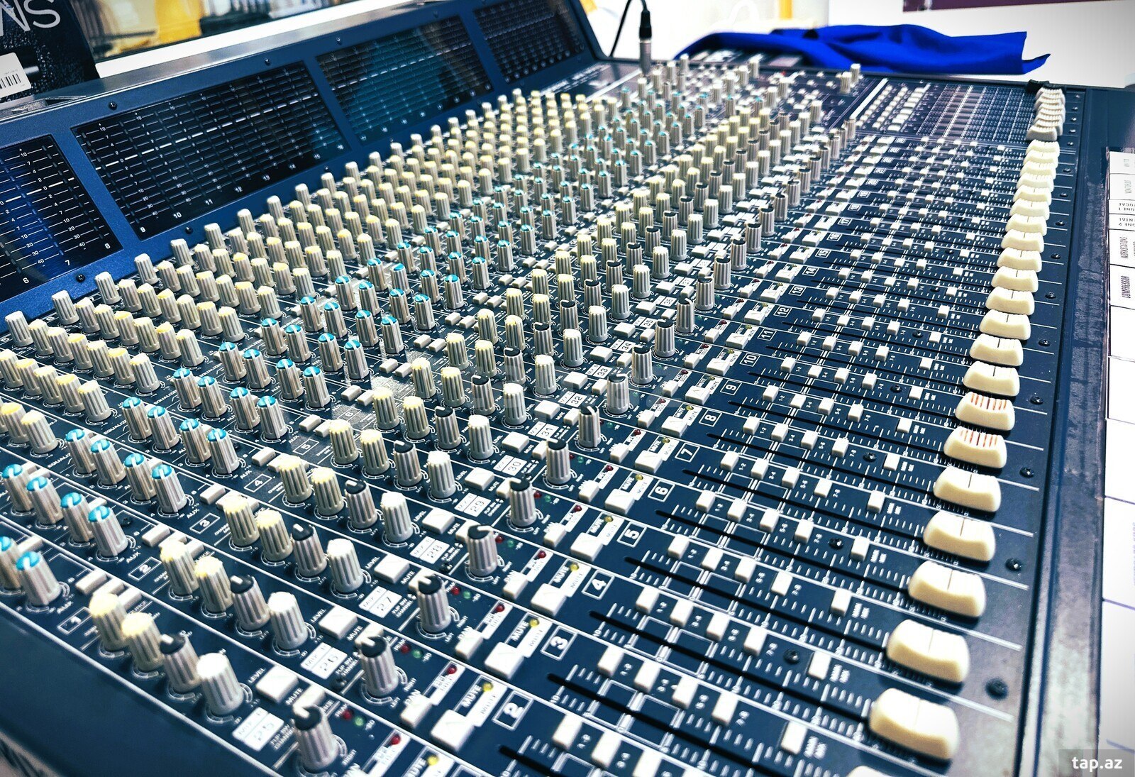 Behringer MX9000 48/24-Channel 8-Bus mikşer