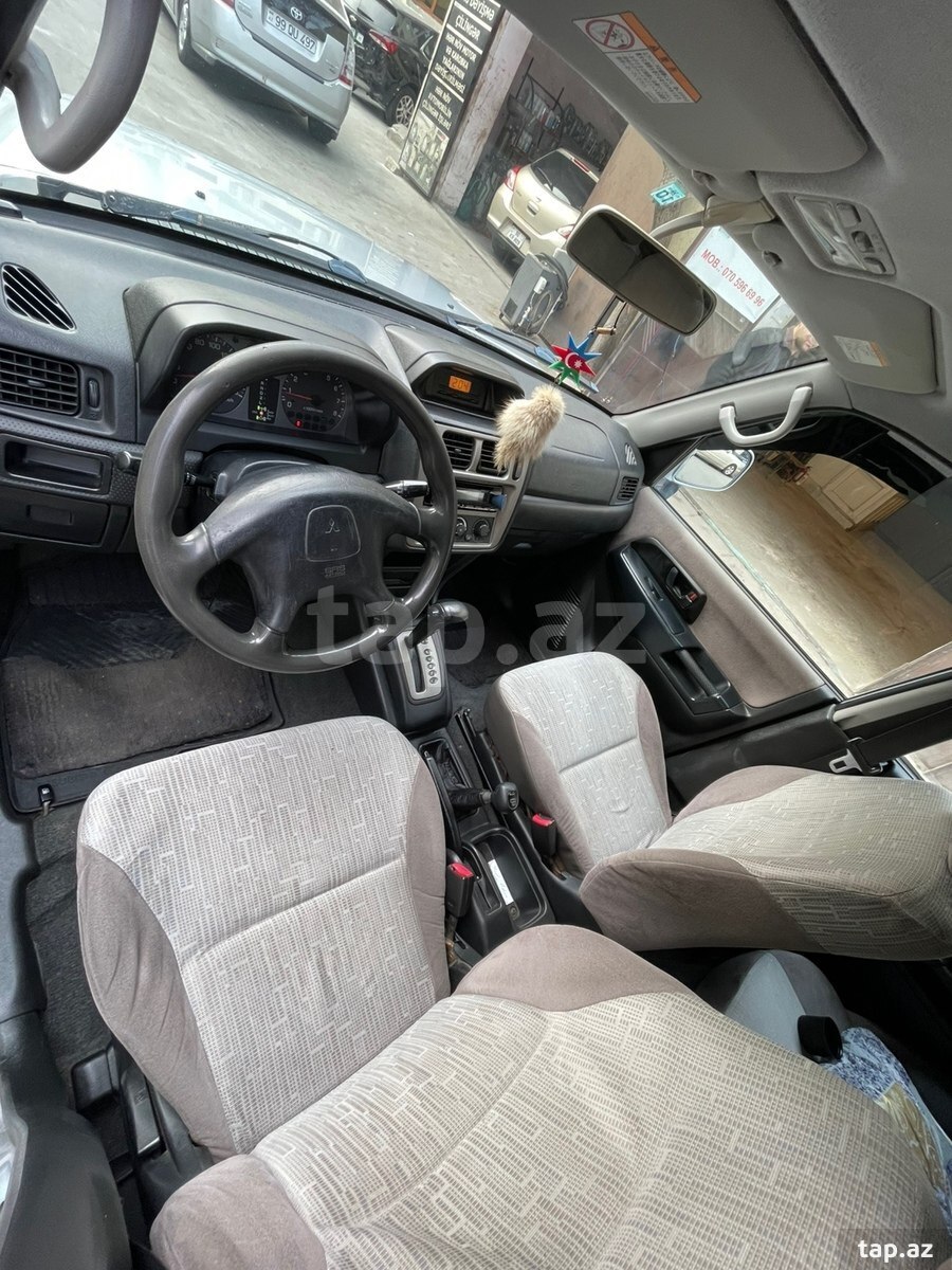 Mitsubishi Pajero io, 2002 год (8)