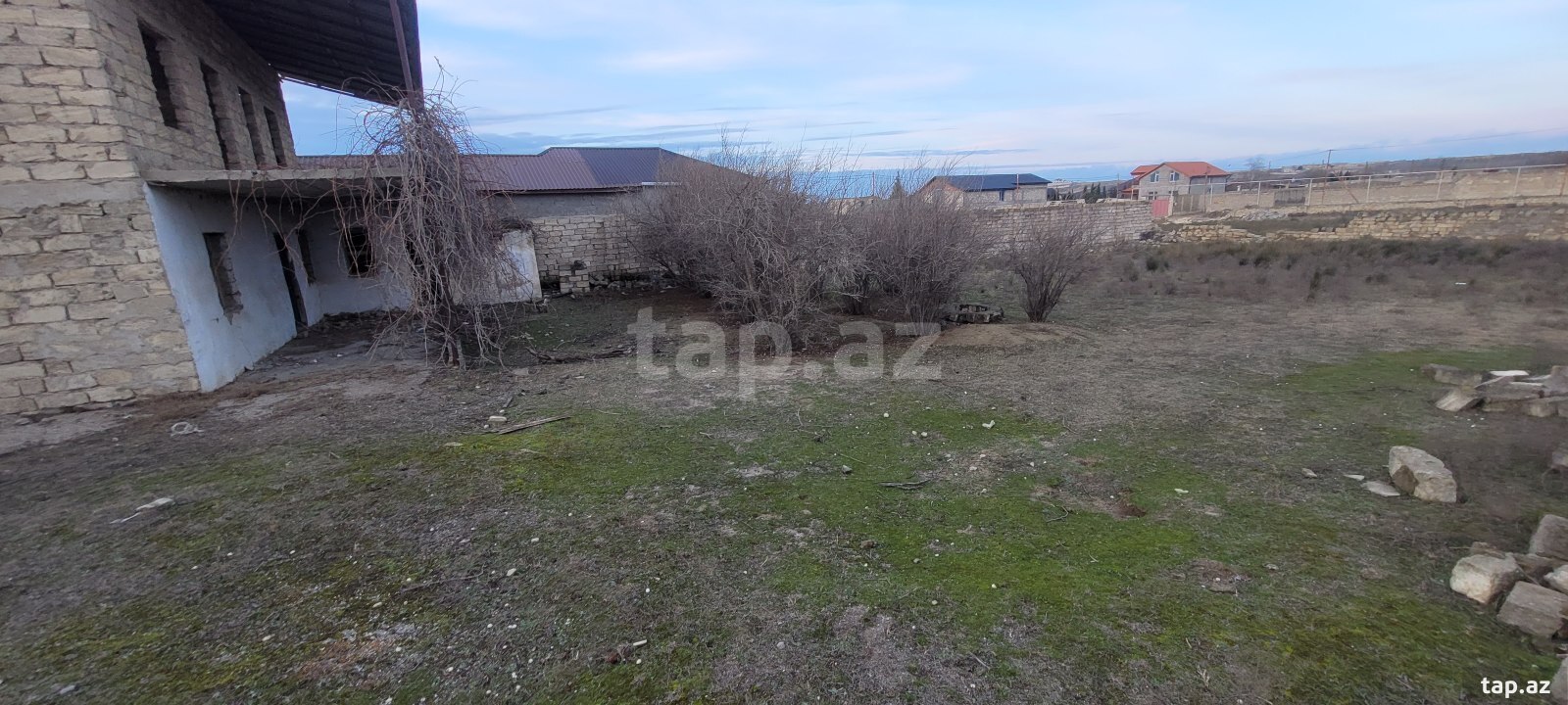 12 sot torpaq sahəsi, Ləhiş bağları.