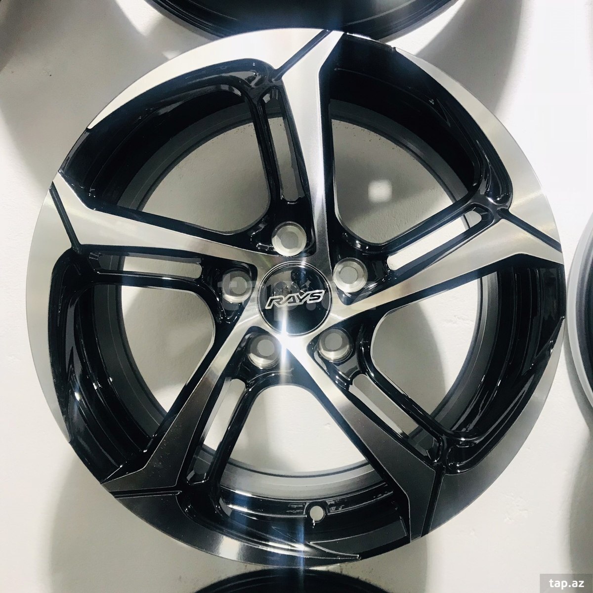 Volkswagen Polo, Toyota Prius diskləri R15