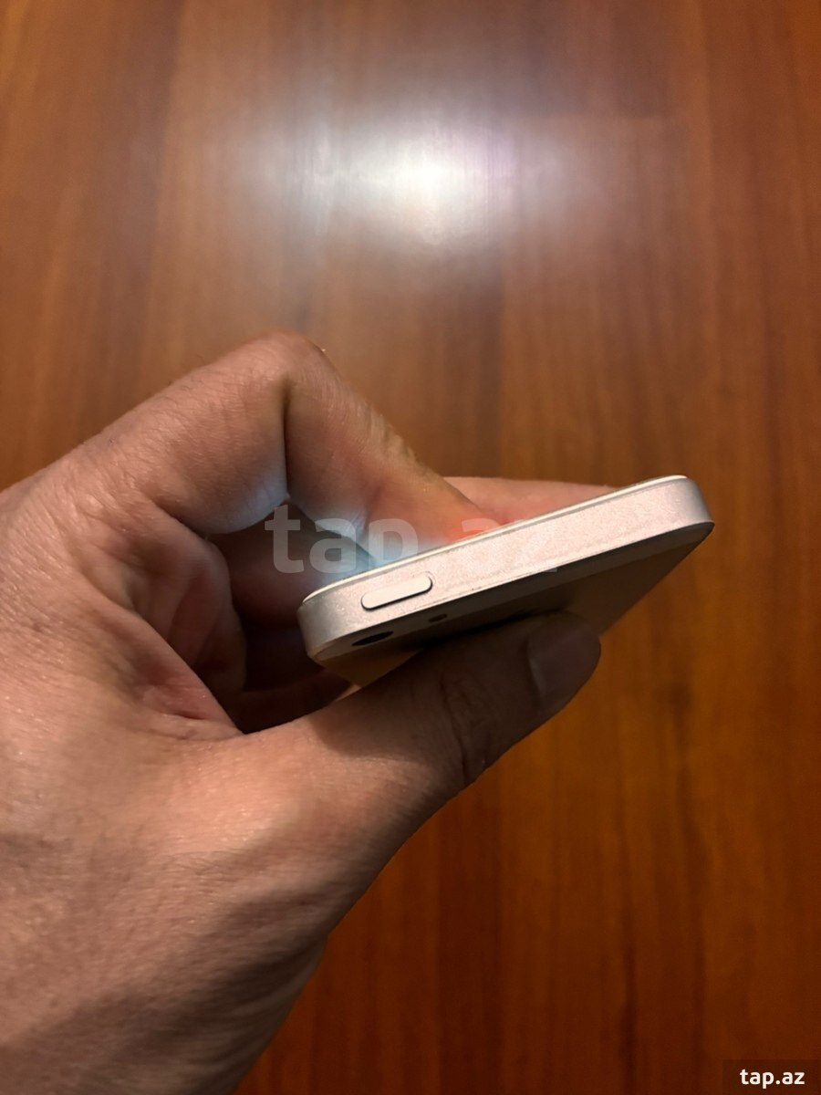 Apple iPhone SE Silver 64GB (5)