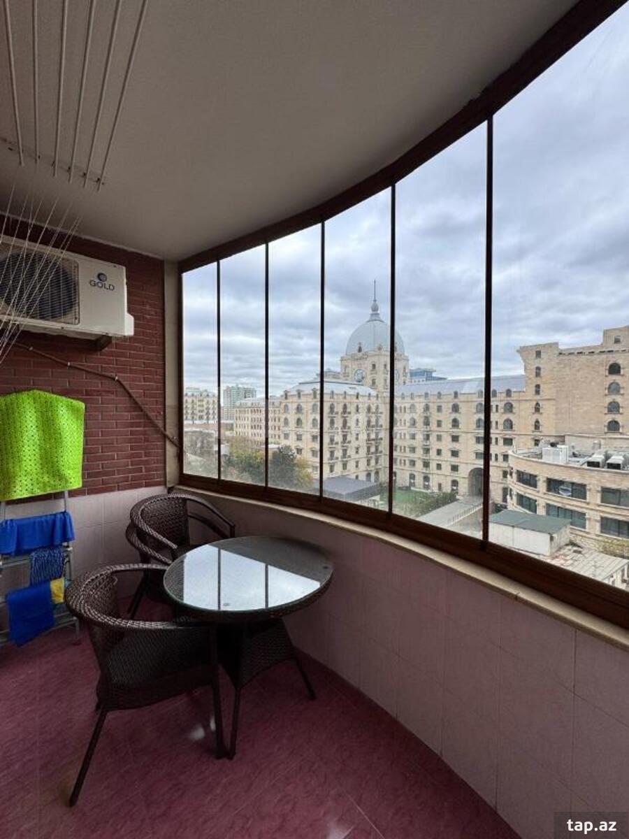 3-otaqlı yeni tikili, İnşaatçılar pr., 175 m²