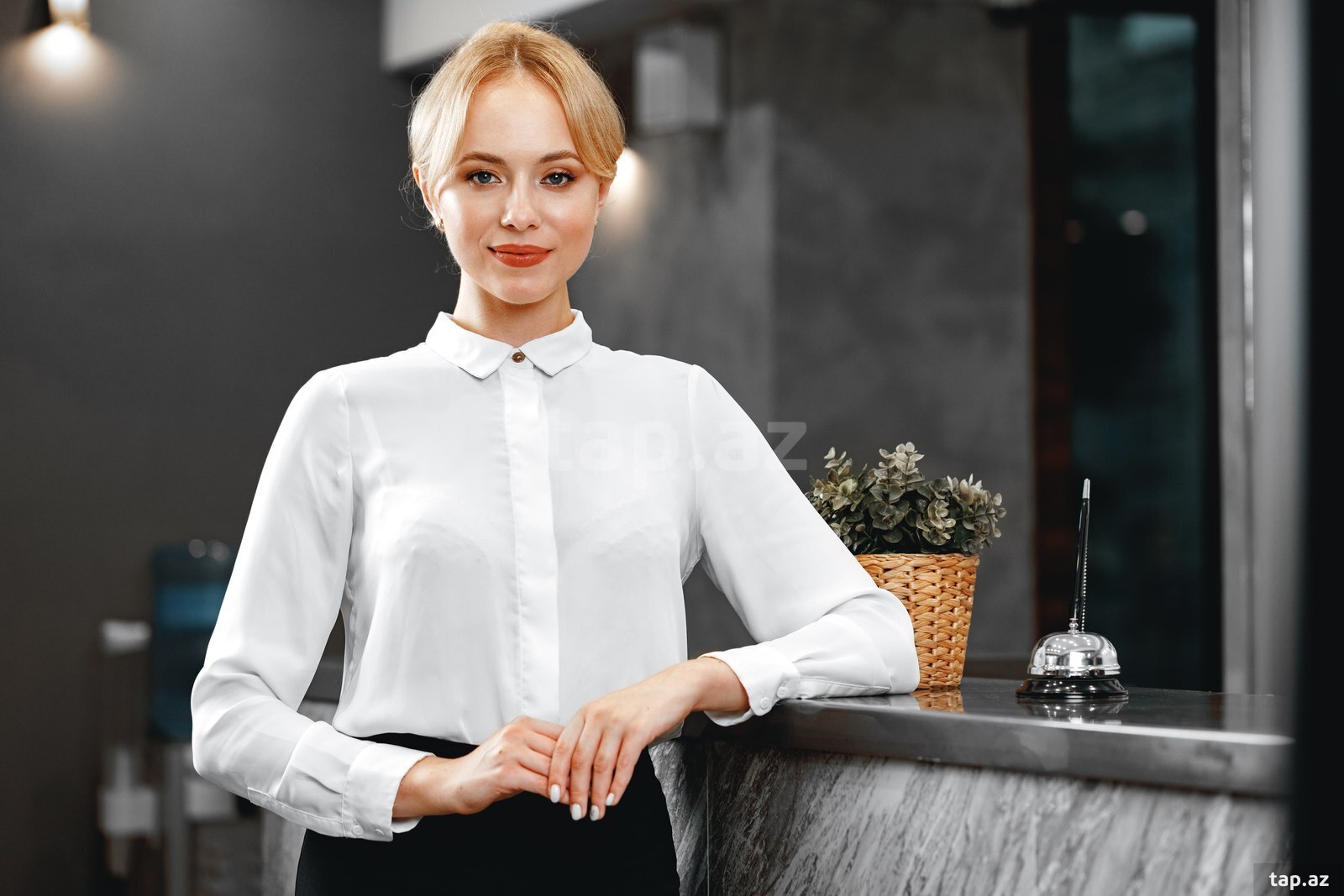 Hostes işi axtarıram