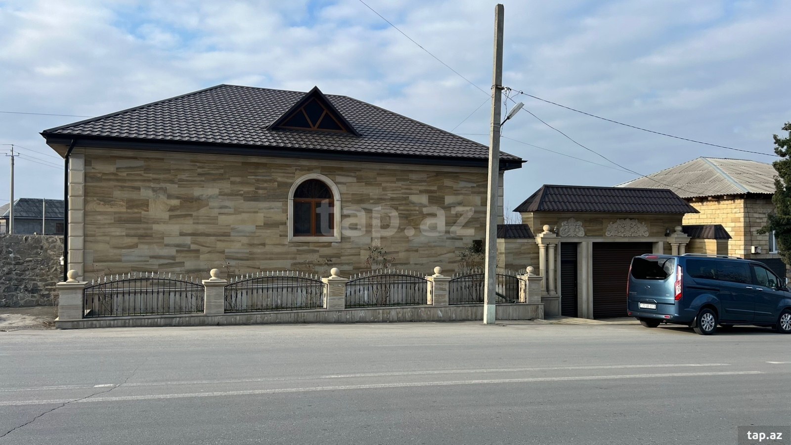 Villa, Qax r.