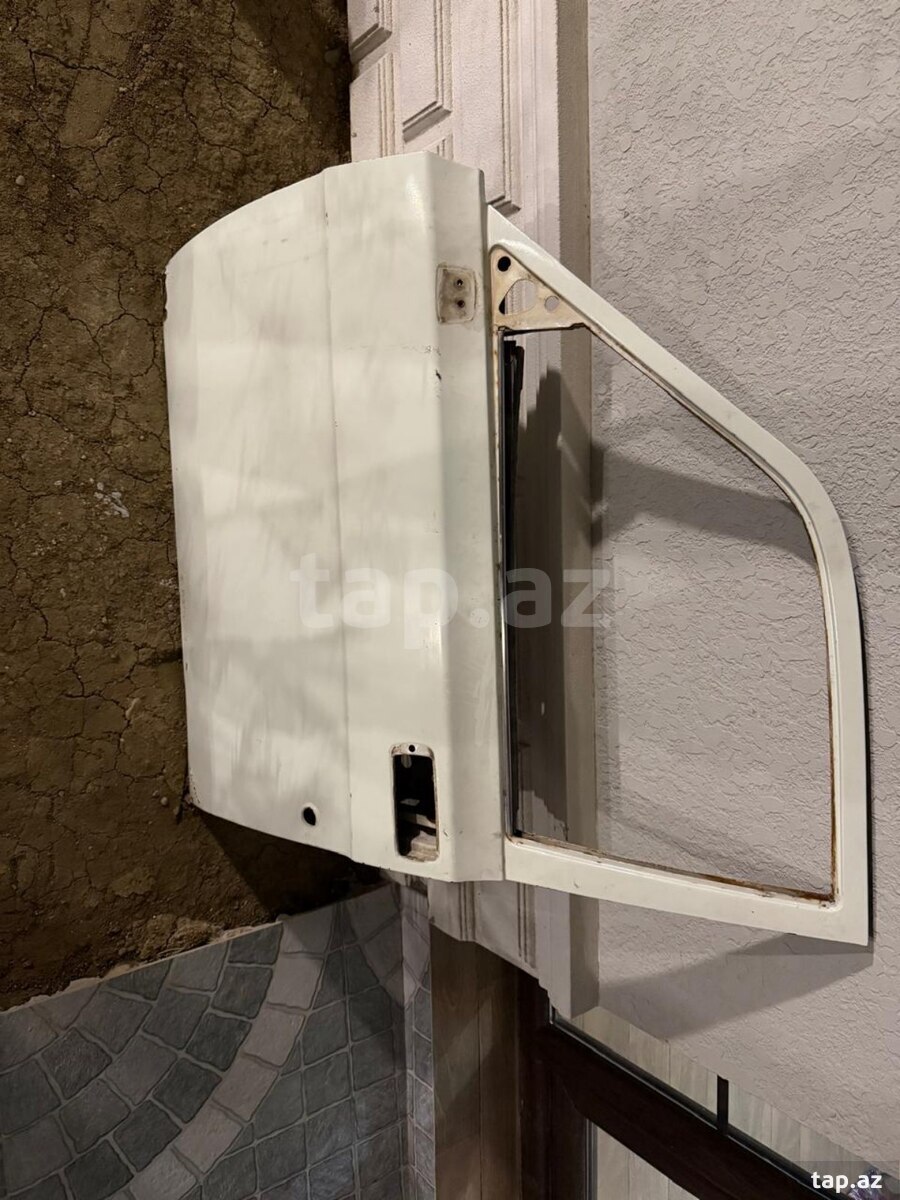 GAZ 24 qapısı