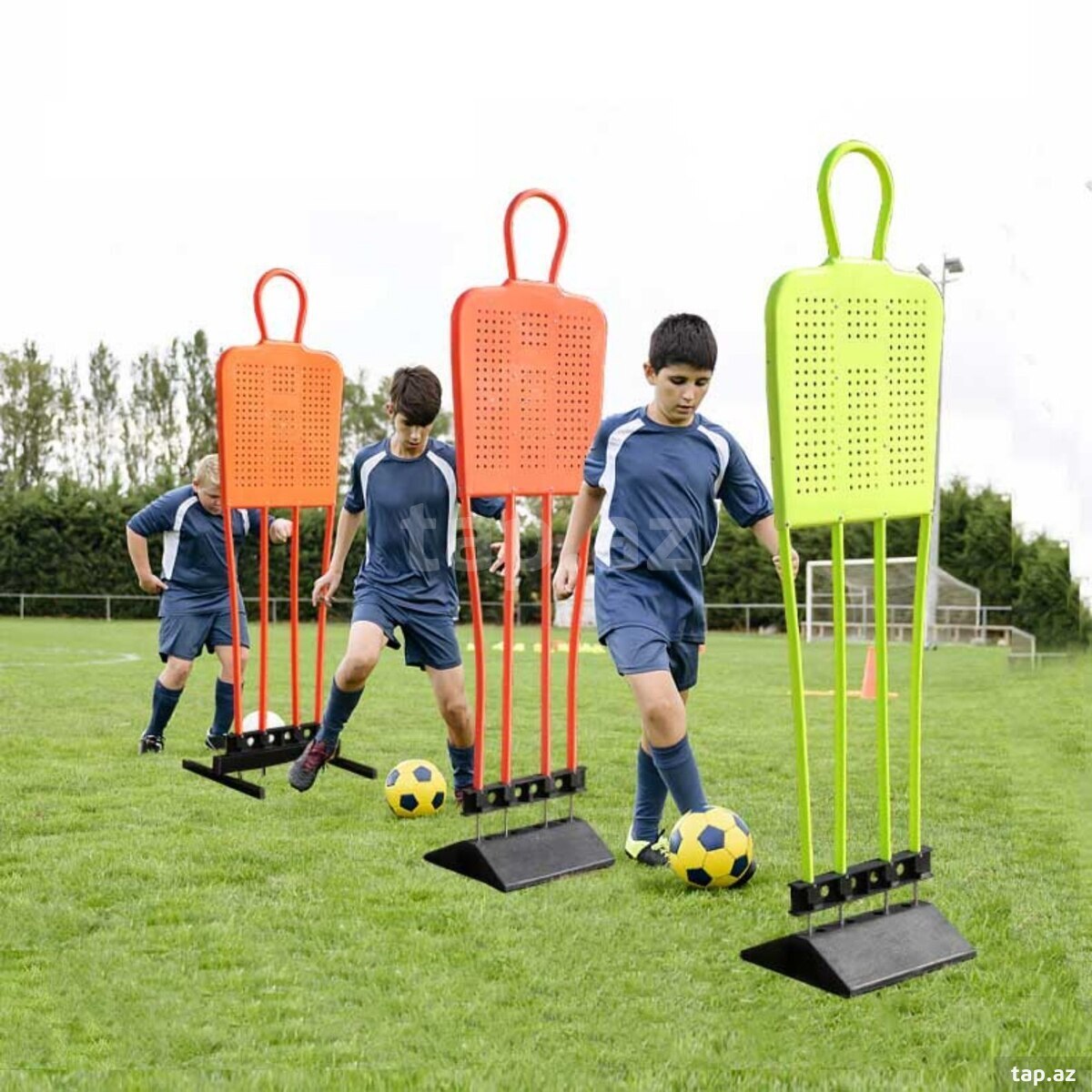 Futbol üçün maneə adam