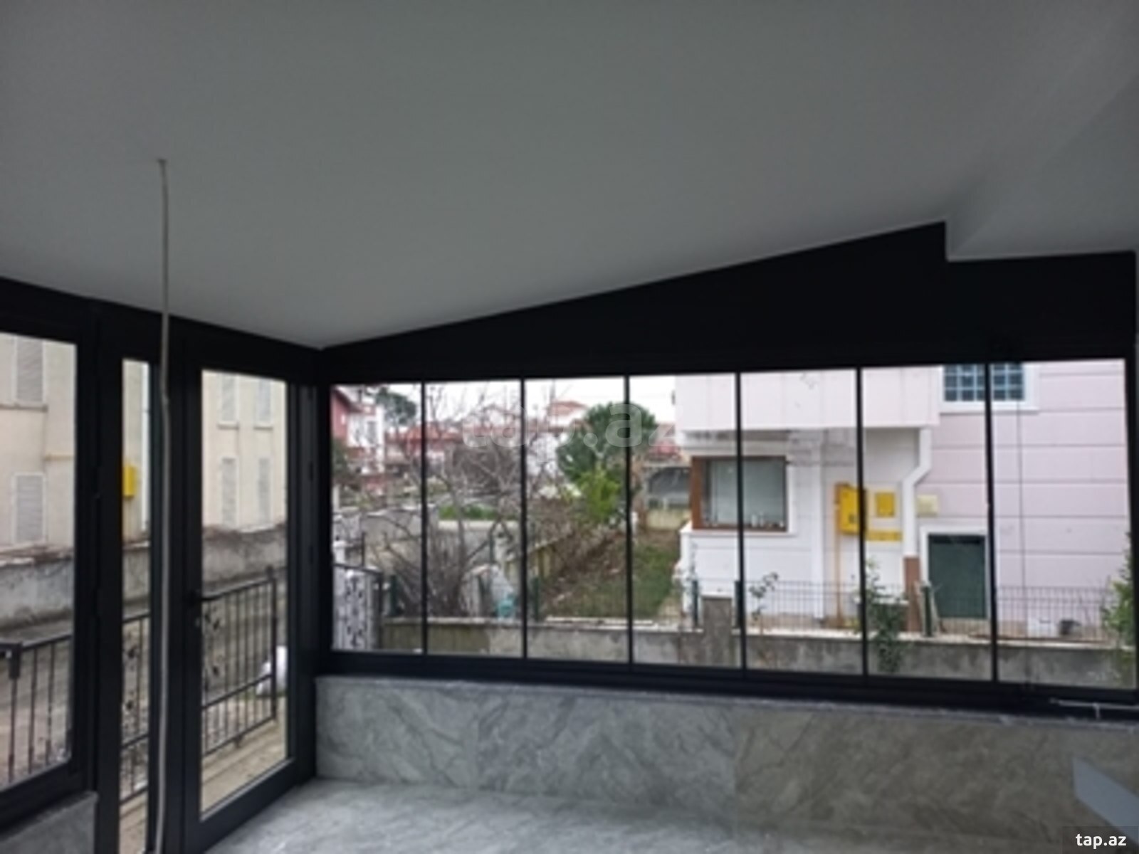 Cam balkon