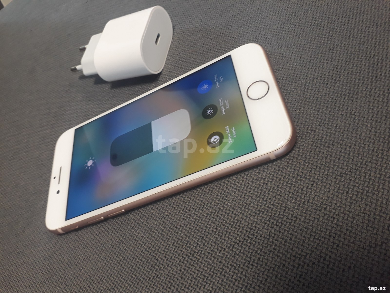 Apple iPhone 8 Gold 64GB (4)