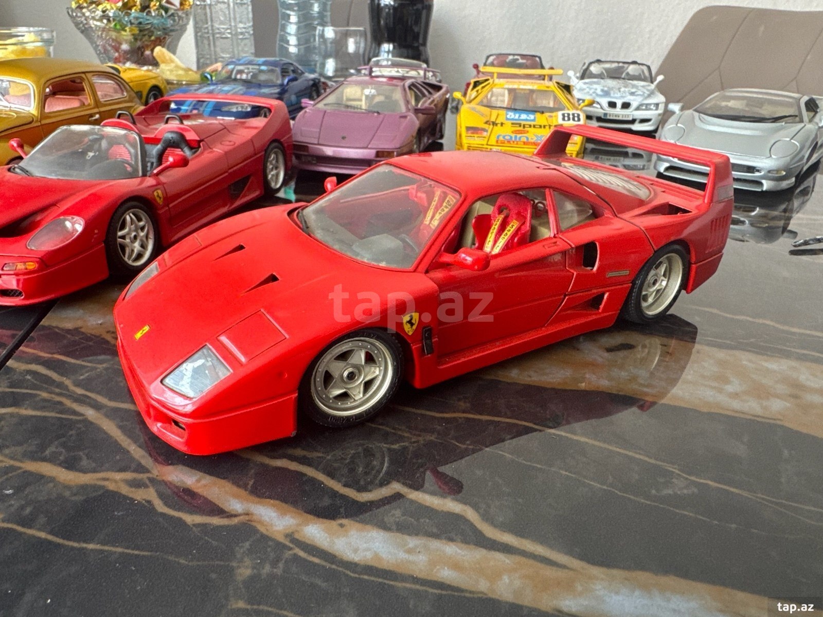 Ferrari F40 1987 1/18 modeli
