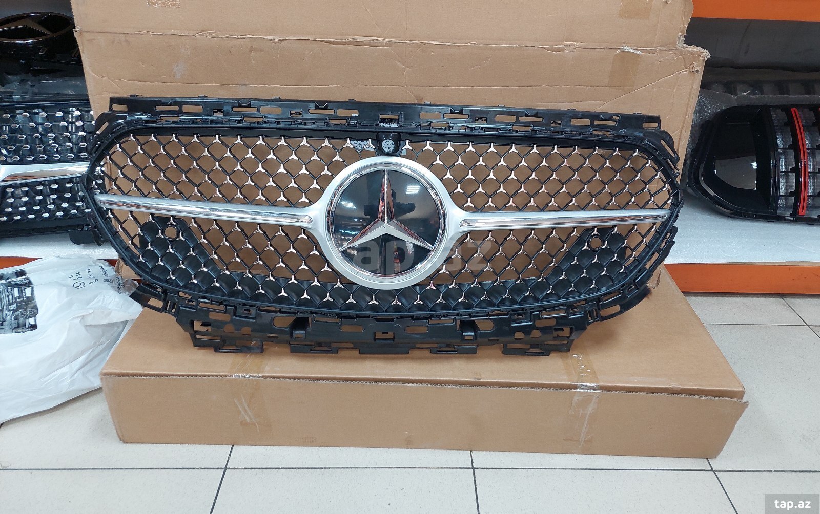 Mercedes E 214 Radiator barmaqlığı (8)