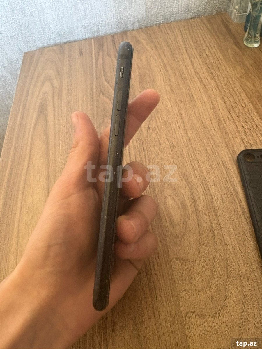 Apple iPhone 7 Jet Black 32GB (4)