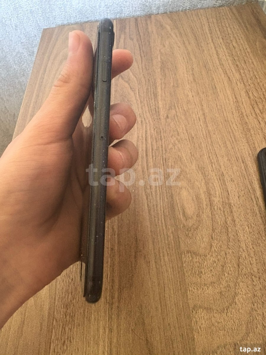 Apple iPhone 7 Jet Black 32GB (6)