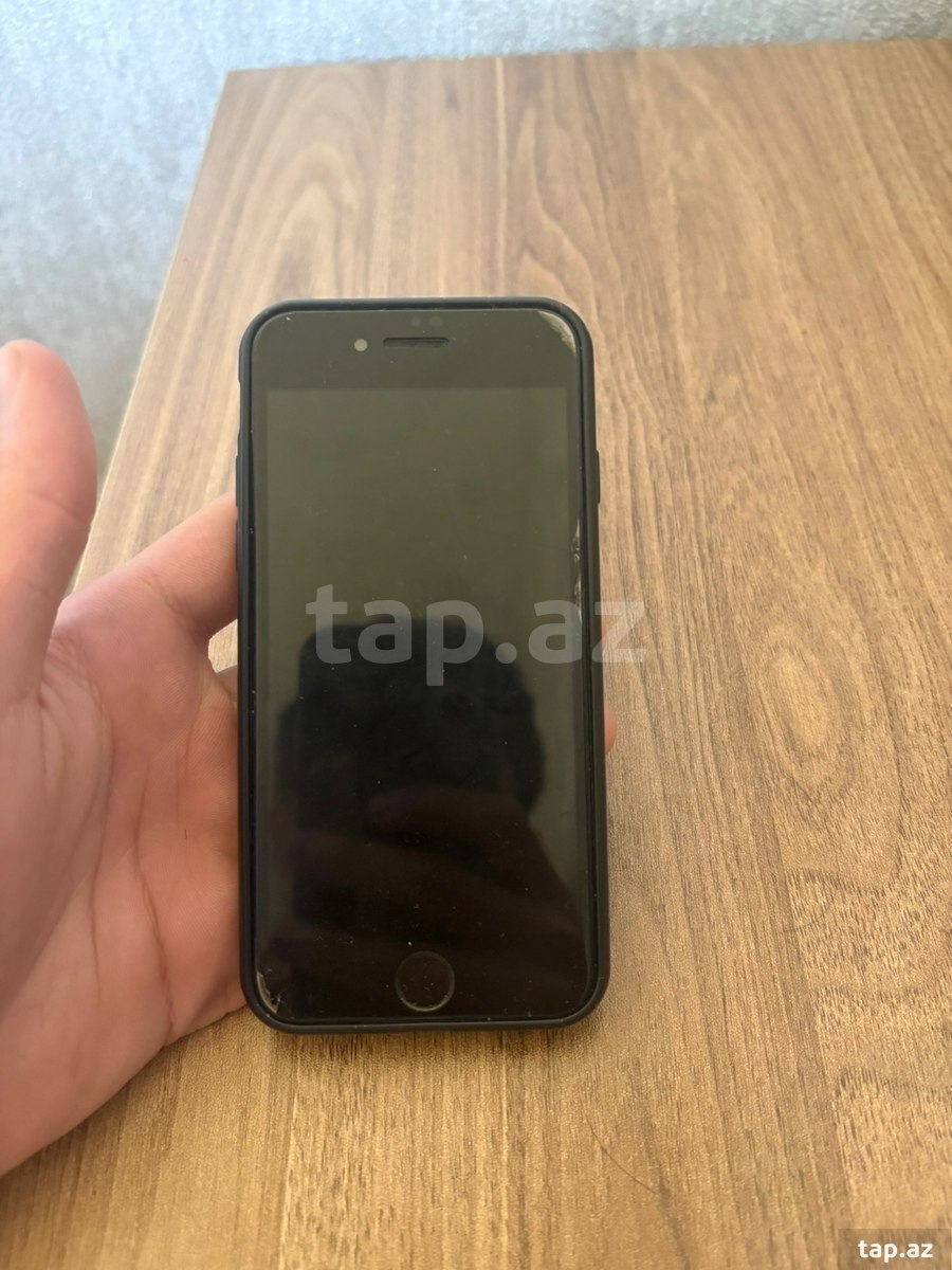 Apple iPhone 7 Jet Black 32GB (2)