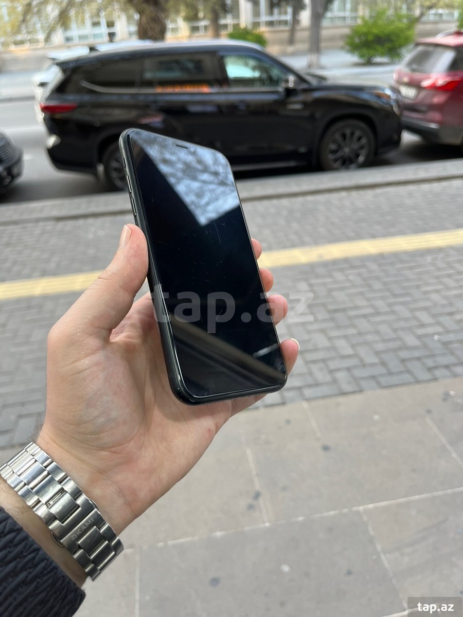 Apple iPhone XR Black 64GB/3GB (2)