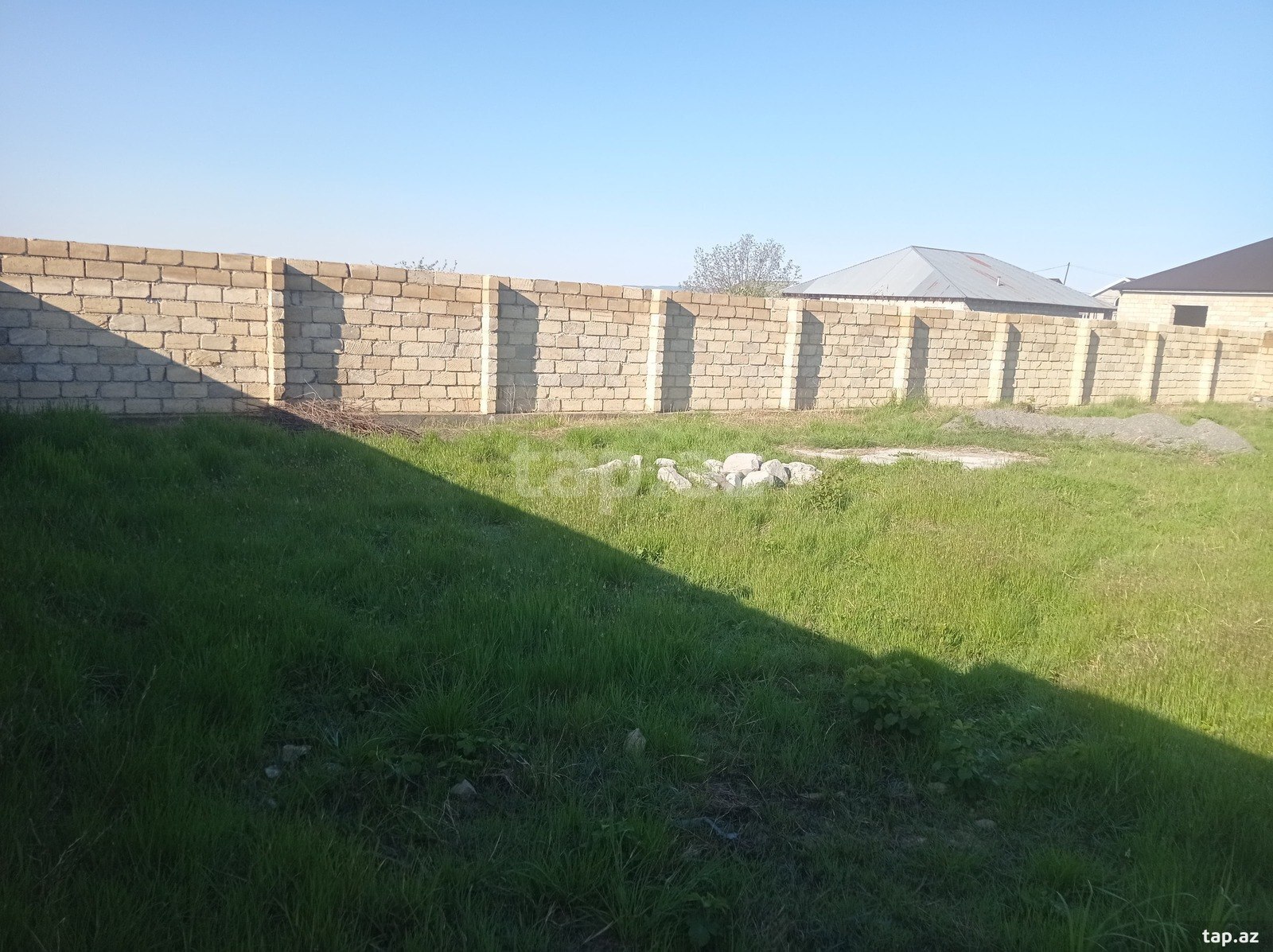 Torpaq satılır, Şəki
