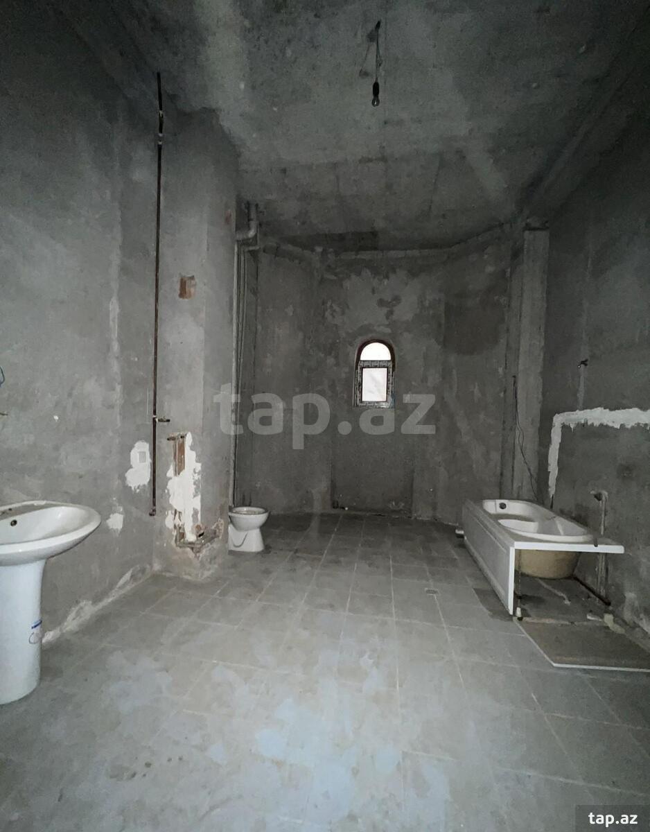 Həyət evi, Qara Qarayev m. (8)