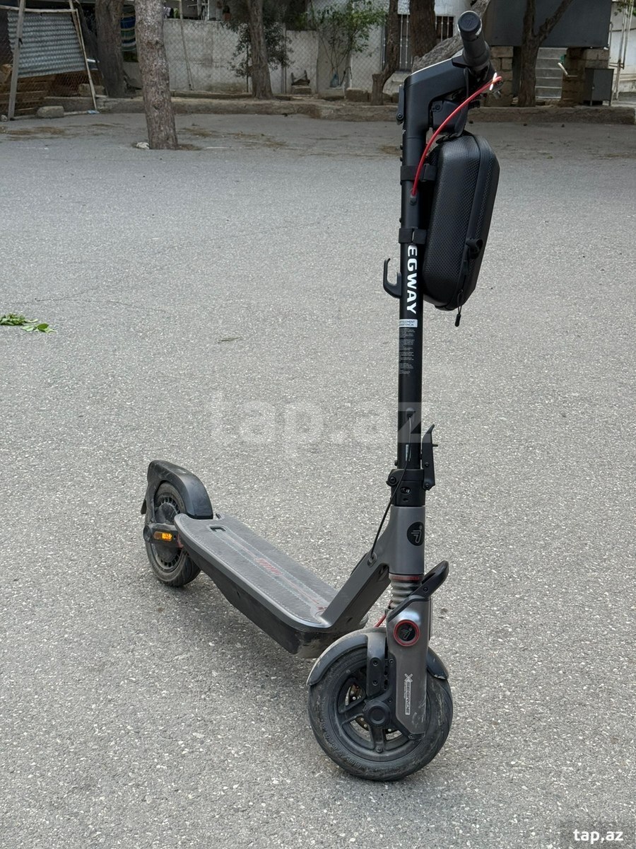 Skuter Ninebot F3 (3)