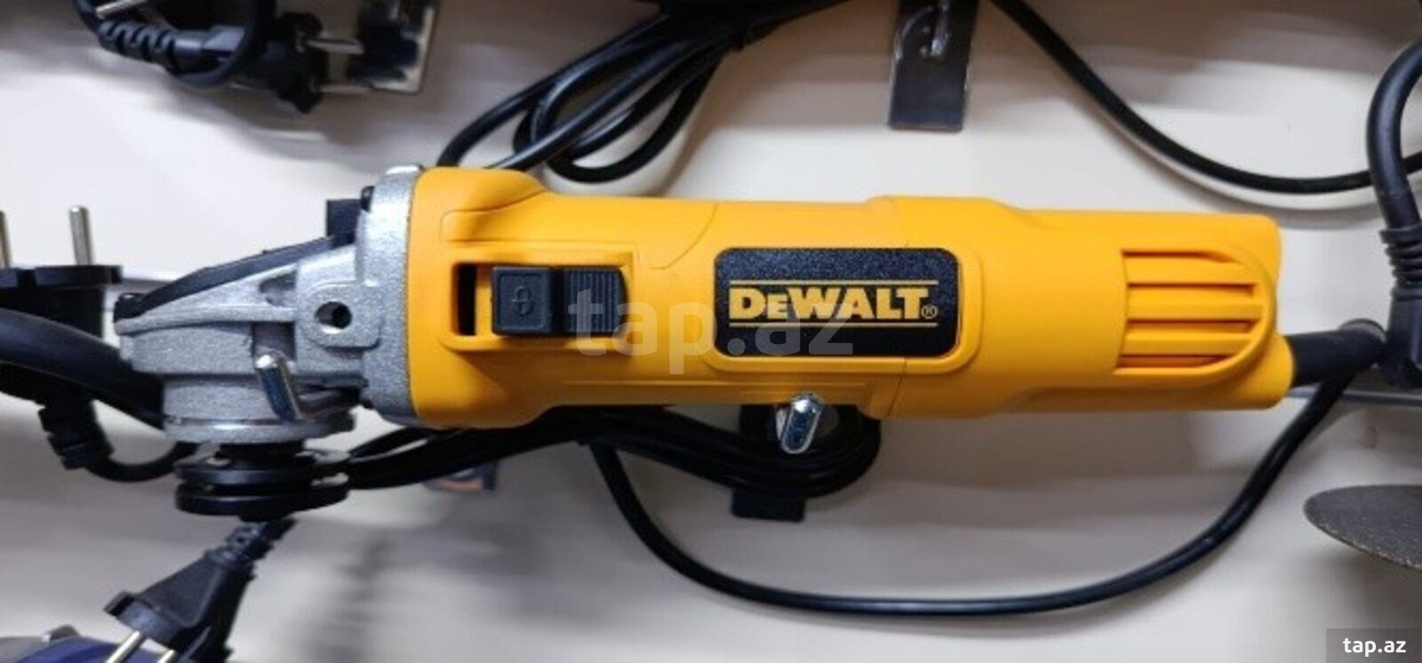 Laqunda DeWALT — 1