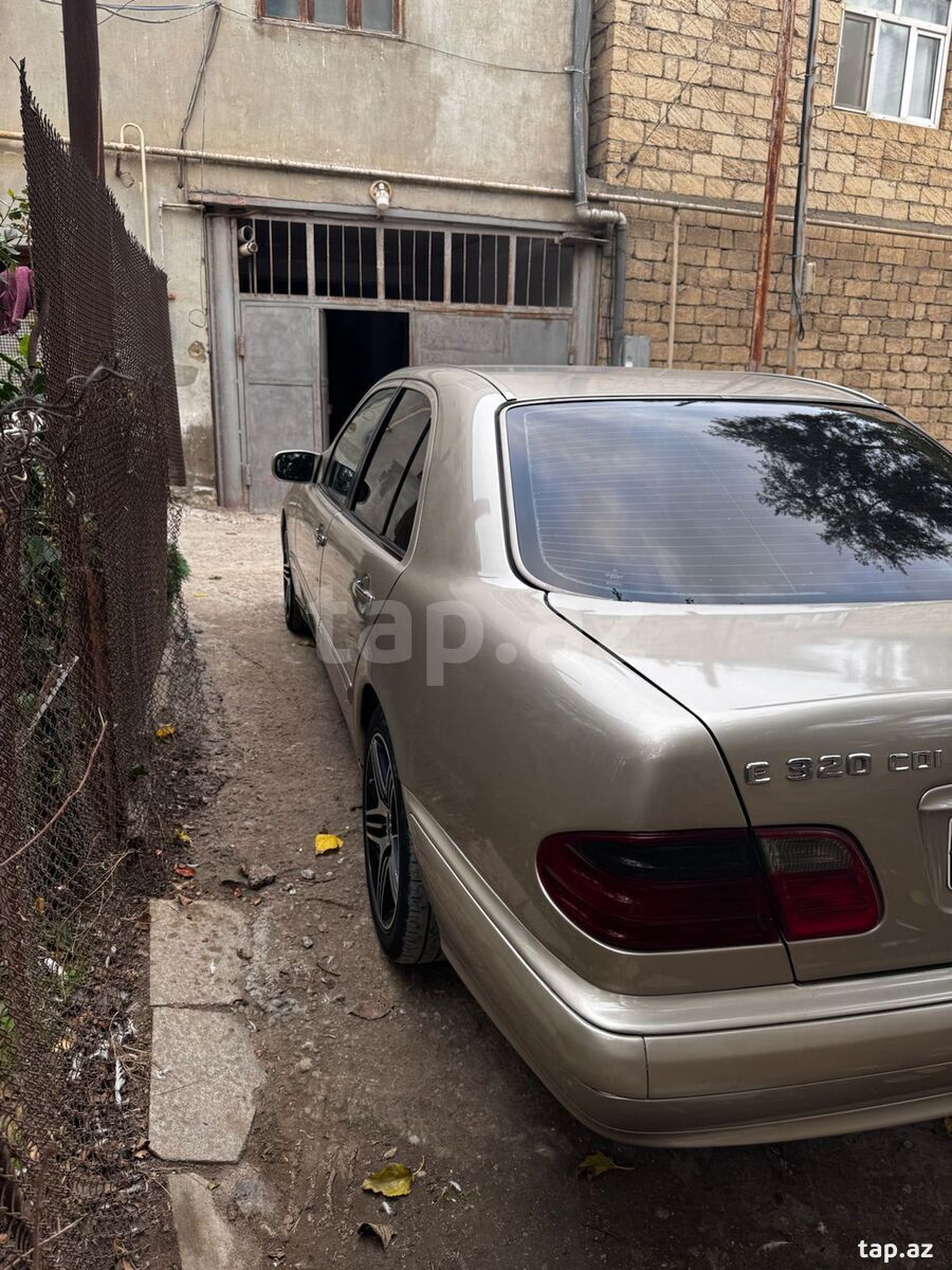 Mercedes E 220, 2001 il (20)