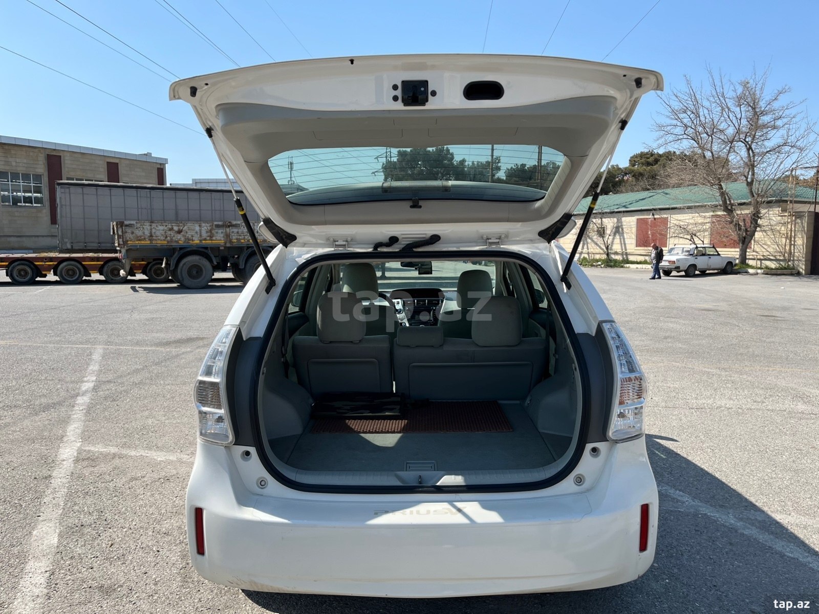 Toyota Prius V, 2011 il (5)