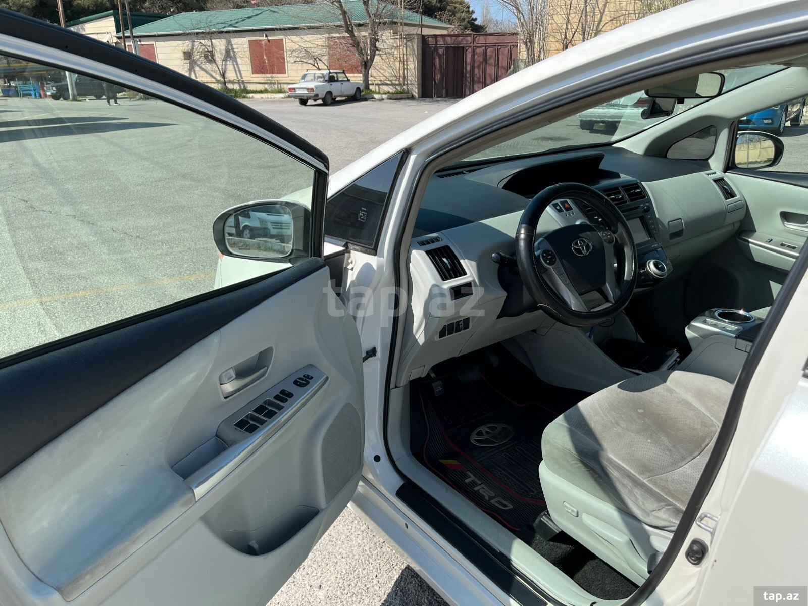 Toyota Prius V, 2011 il (8)