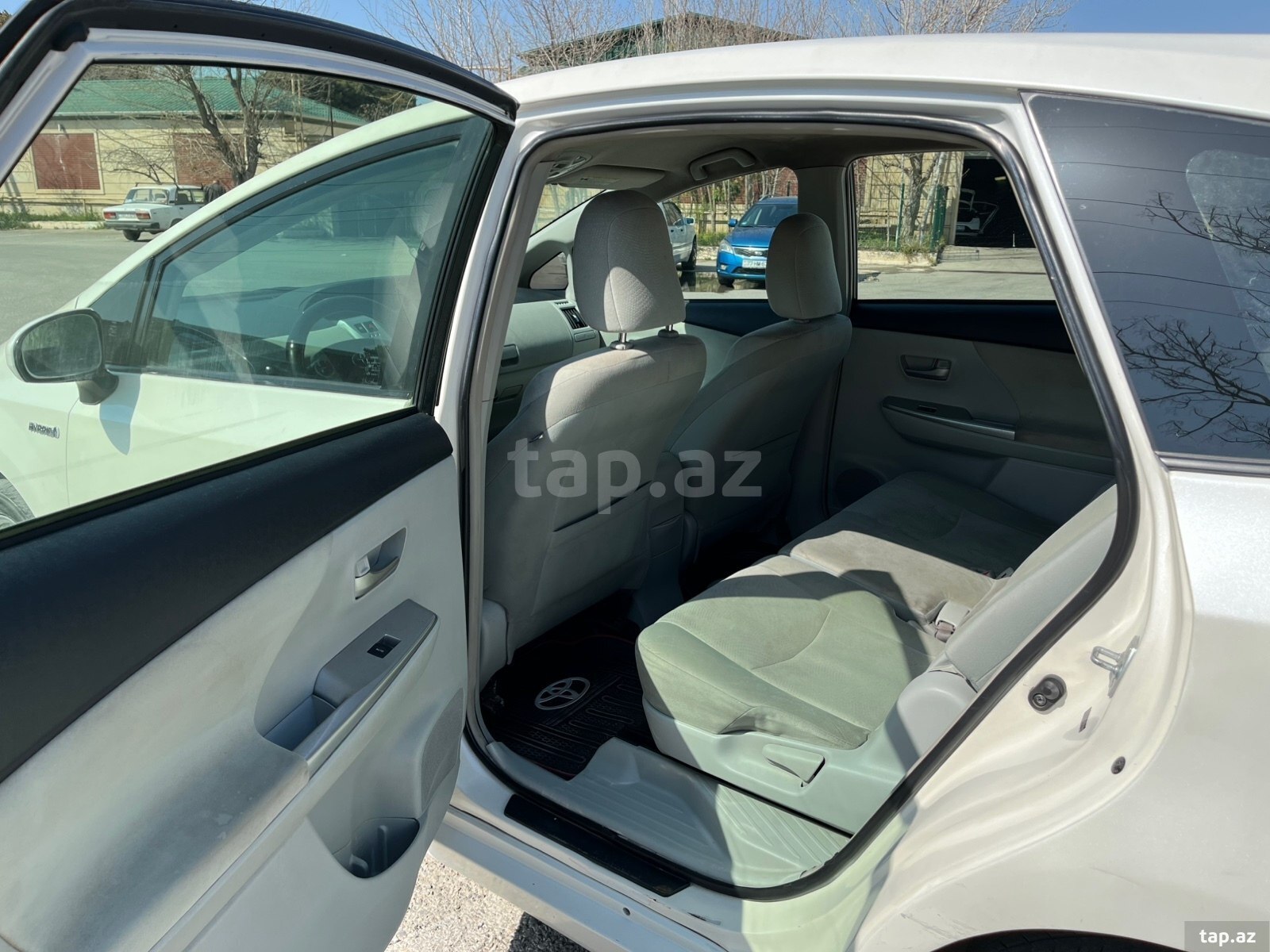 Toyota Prius V, 2011 il (6)