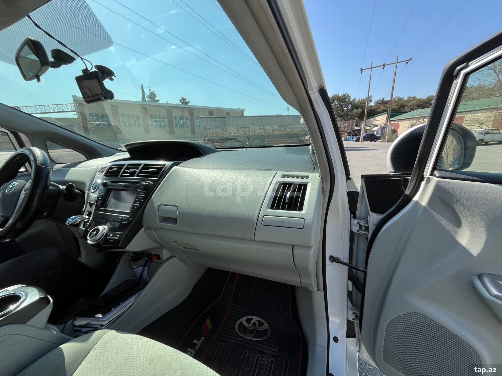Toyota Prius V, 2011 il (12)