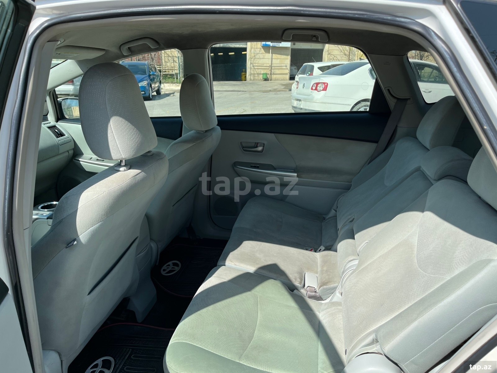 Toyota Prius V, 2011 il (7)
