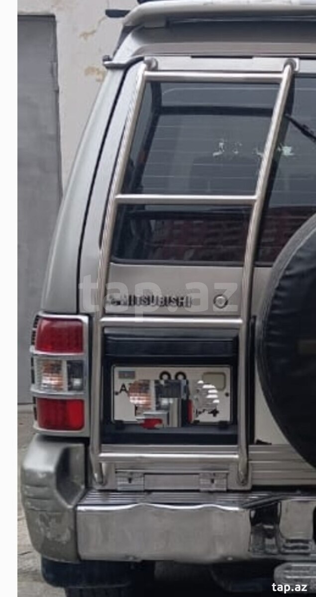 Mitsubishi Pajero nərdivanı