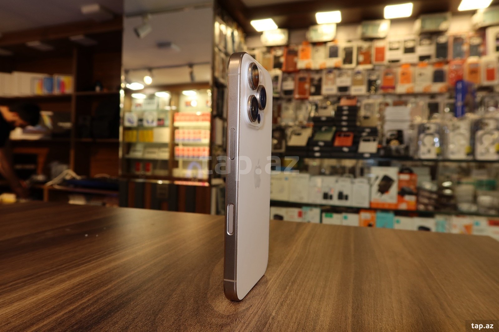 Apple iPhone 16 Pro Desert Titanium 128GB/8GB (4)