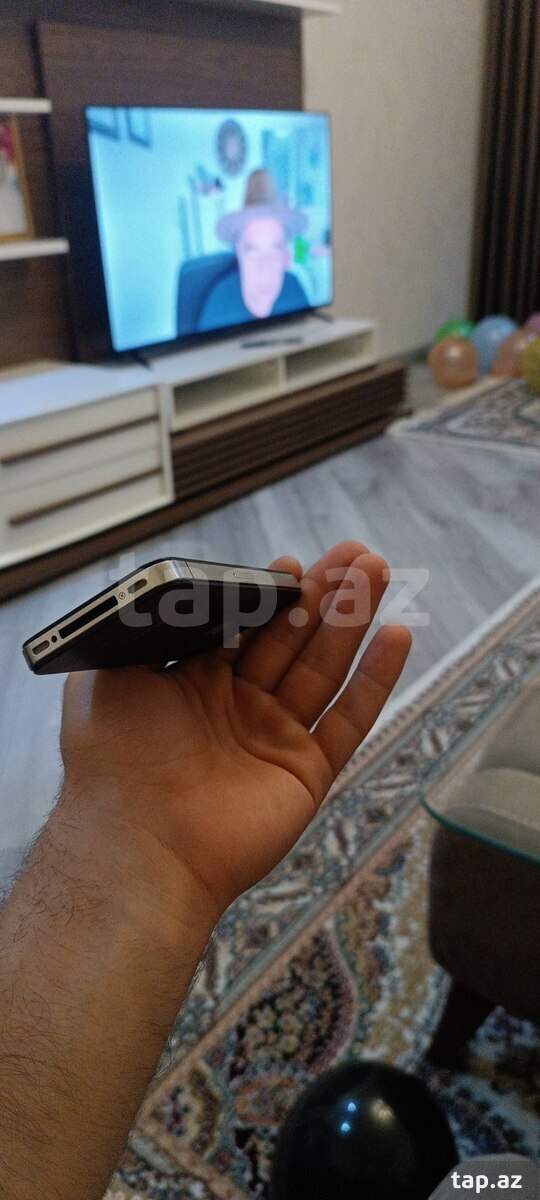 Apple iPhone 4 Black 16GB (4)