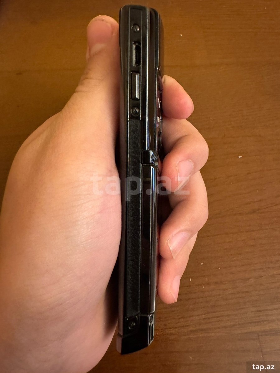 Vertu Signature S Design Clous de Paris PVD Black 4GB (7)
