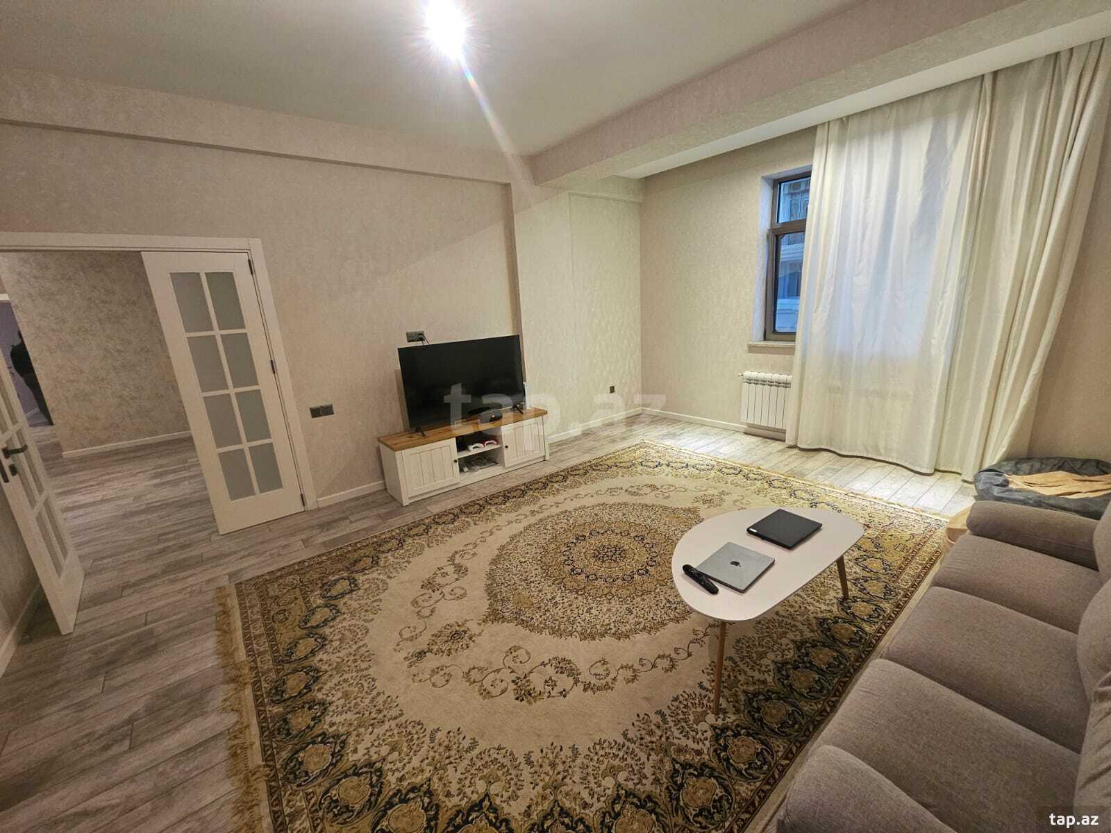 3-otaqlı yeni tikili, E.Akademiyası m., 130 m²