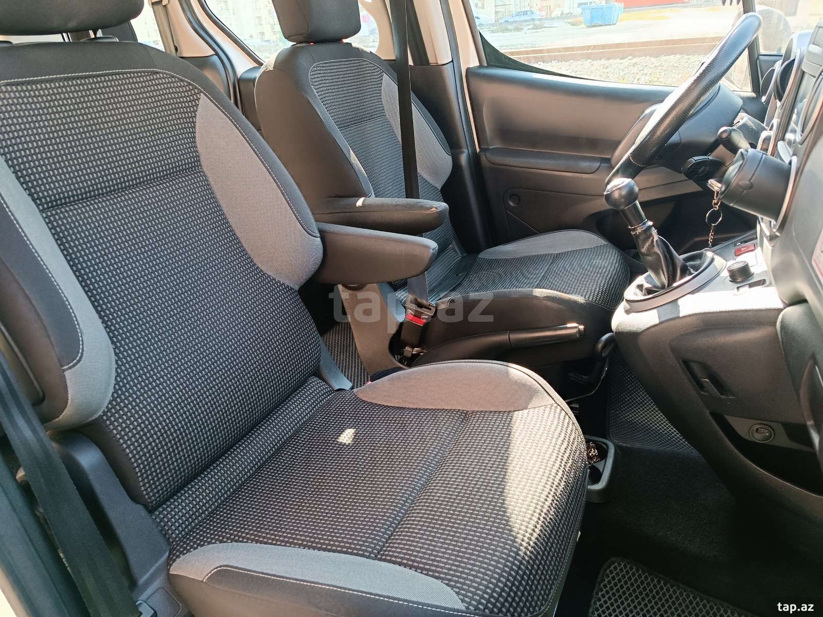 Peugeot Partner, 2017 il (7)